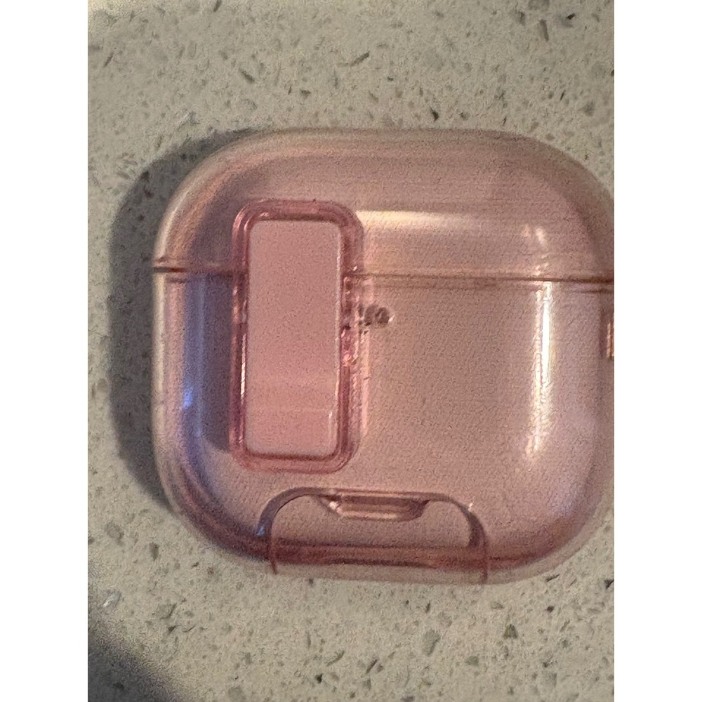 Apple AirPods 4 works fine with pink case